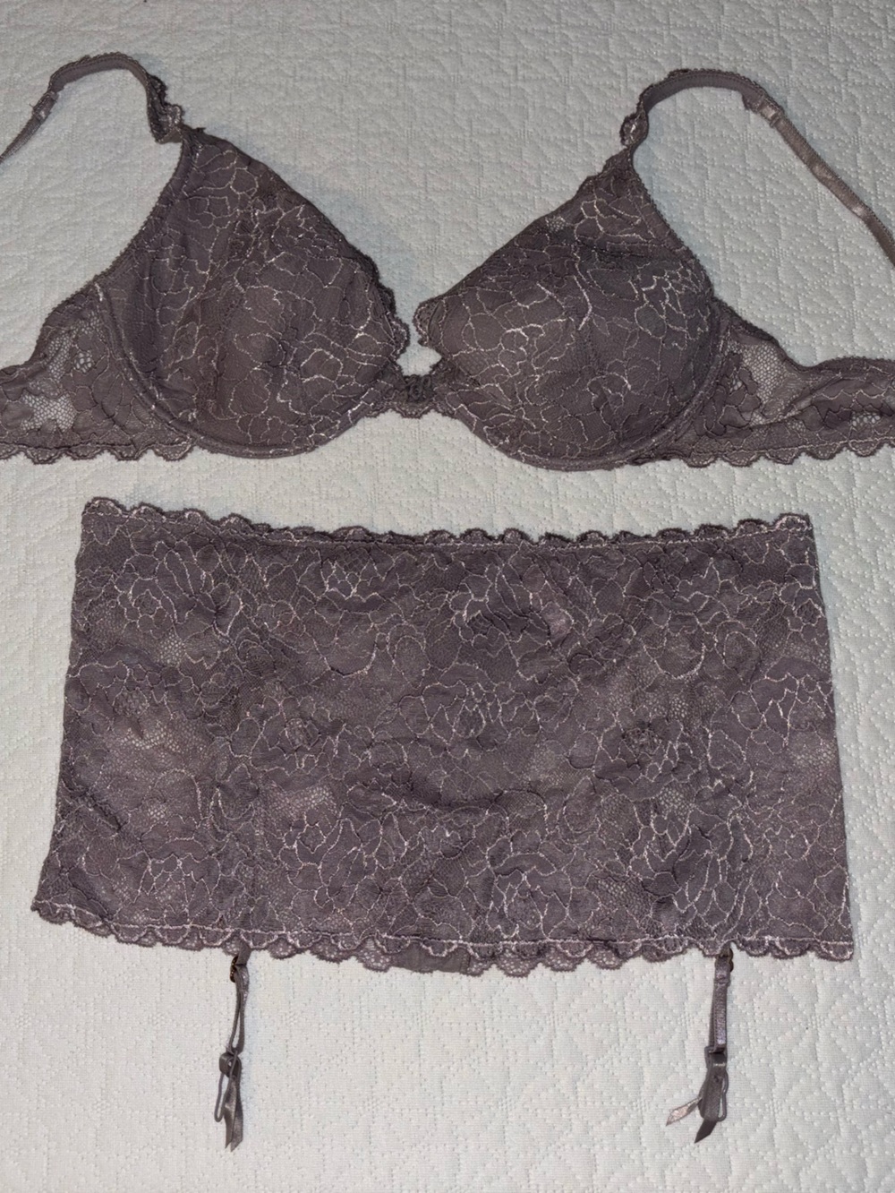 💕VICTORIAS SECRET💕UNDERWIRE BRA/GARTER SKIRT THONG SET💕NWOT!